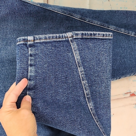 Good American Twist Seam Crop Straight Leg Jean - Picture 6 of 11